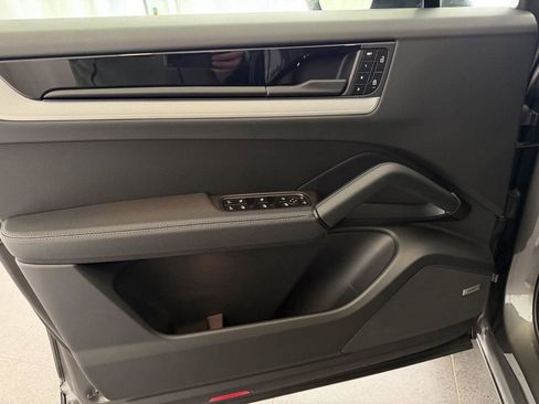 Certified 2025 Porsche Cayenne AWD/4WD image 15