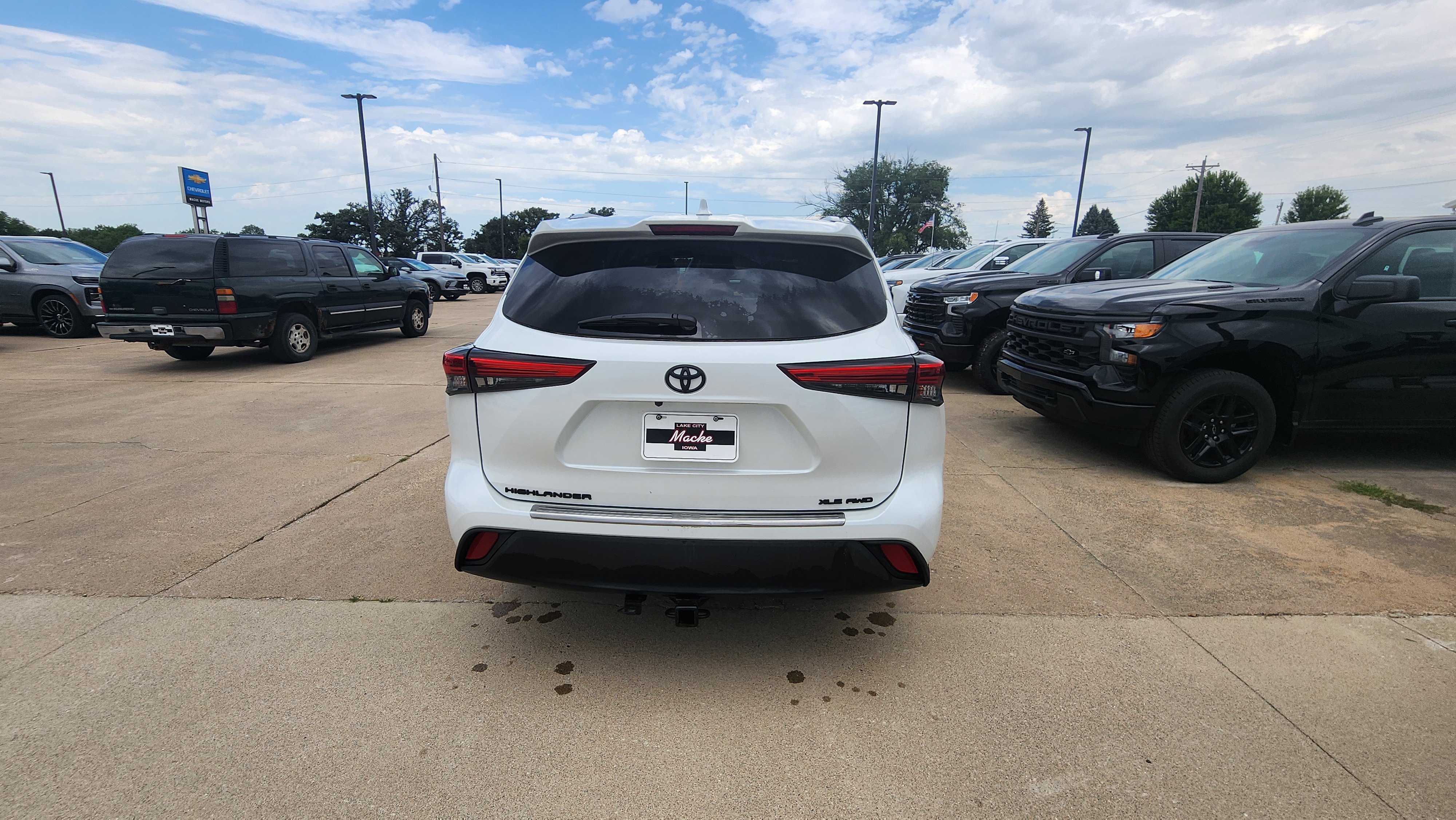 Used 2022 Toyota Highlander XLE AWD/4WD image 5