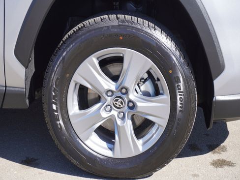 Used 2025 Toyota RAV4 XLE AWD/4WD image 5