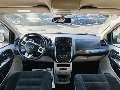 Used 2017 Dodge Grand Caravan SE w/ UConnect Hands-Free Group FWD image 9