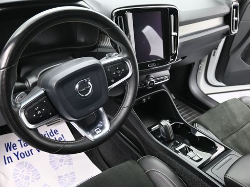 Used 2020 Volvo XC40 T4 R-Design image 16