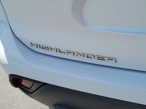 Used 2021 Toyota Highlander LE FWD image 22