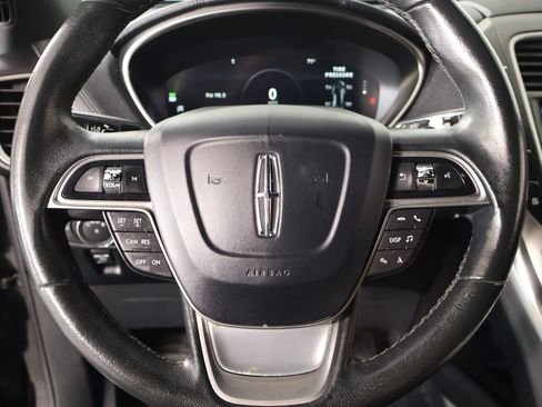 Used 2020 Lincoln Nautilus FWD image 3