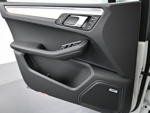 Certified 2026 Porsche Macan AWD/4WD image 21