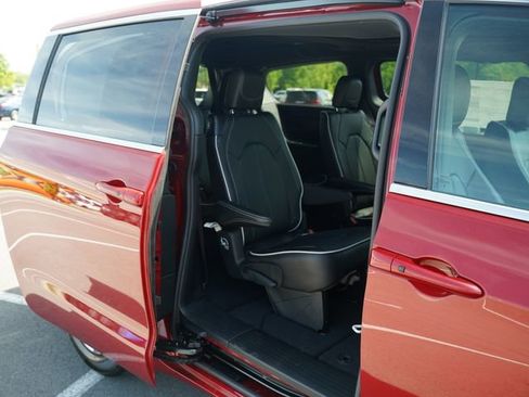 New 2026 Chrysler Pacifica Limited image 20