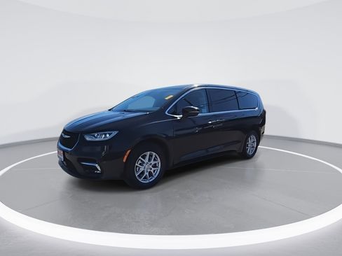 Certified 2023 Chrysler Pacifica Touring-L image 4