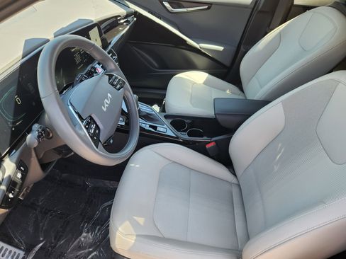 Used 2024 Kia Niro EX Touring FWD image 8