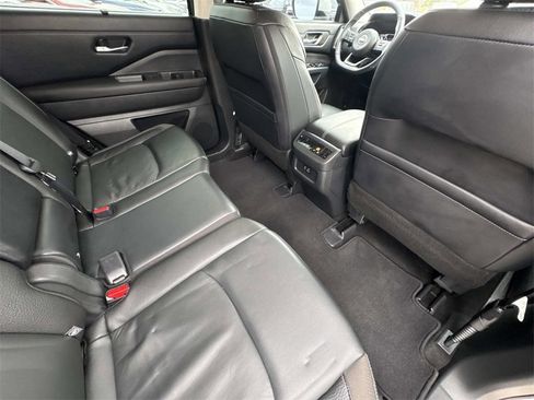 Used 2023 Nissan Pathfinder SL image 16
