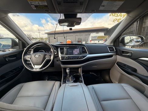 Used 2019 Toyota Highlander XLE image 17