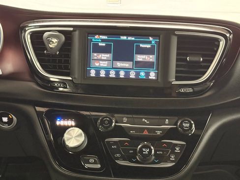 Used 2020 Chrysler Pacifica Touring-L image 28