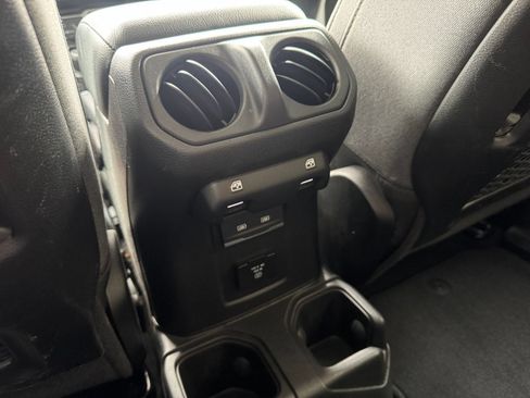 Used 2025 Jeep Wrangler Unlimited Rubicon AWD/4WD image 22