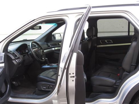 Used 2016 Ford Explorer XLT w/ Equipment Group 202A AWD/4WD image 14