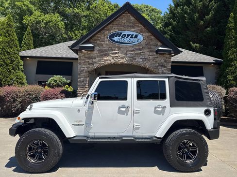 Used 2015 Jeep Wrangler Unlimited Sahara w/ Connectivity Group AWD/4WD image 1