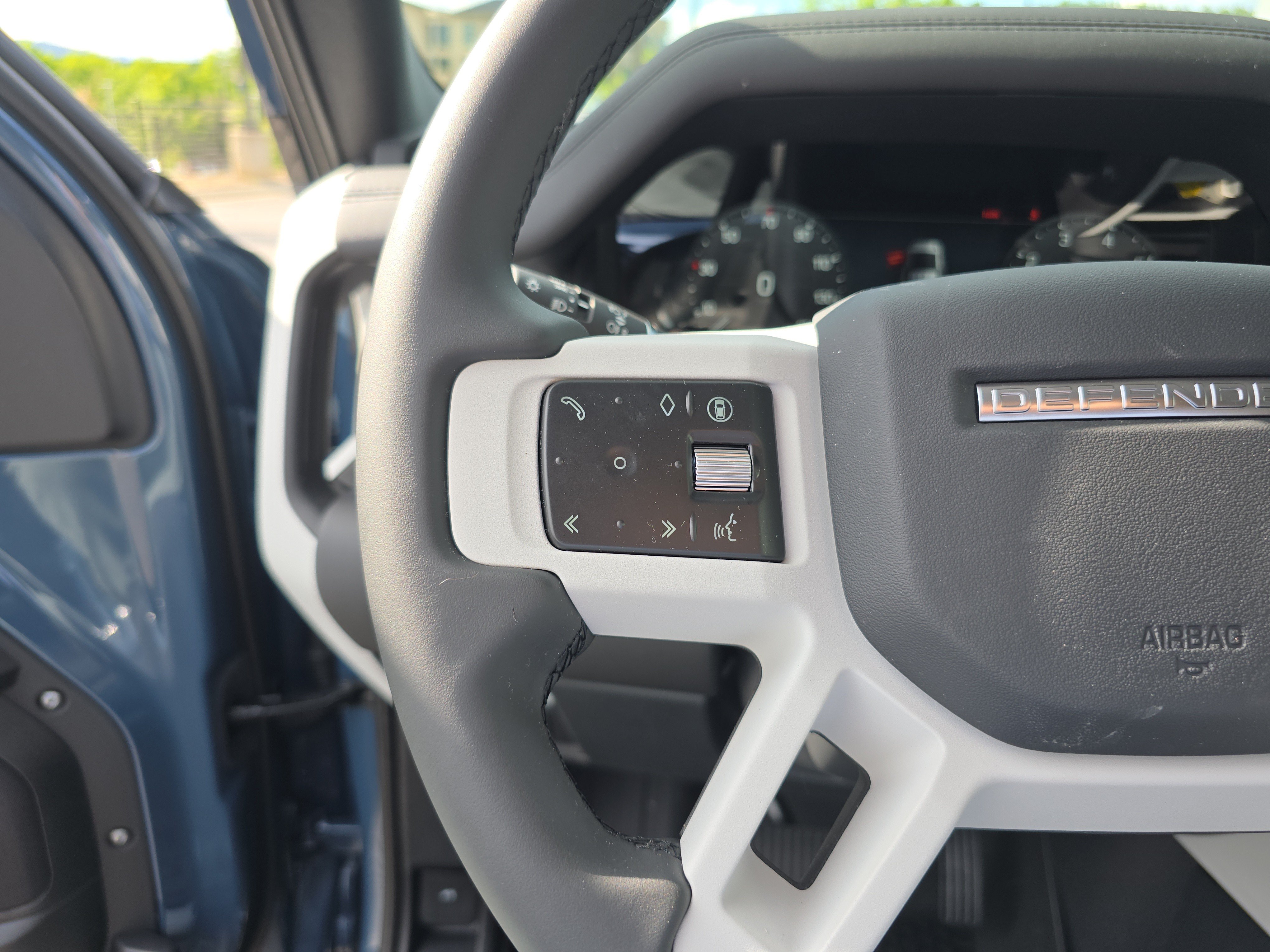 Used 2025 Land Rover Defender 110 S AWD/4WD image 32
