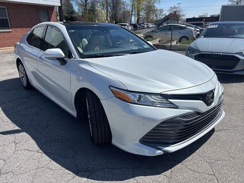 Used 2018 Toyota Camry XLE image 2