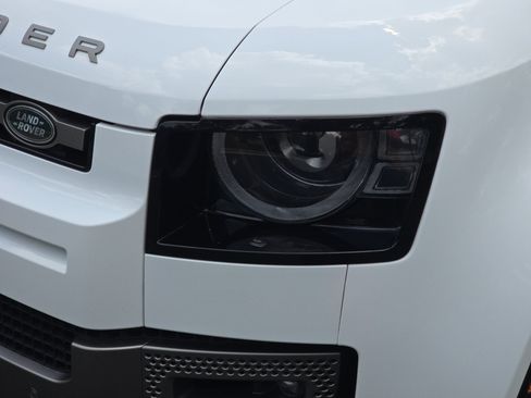 Certified 2025 Land Rover Defender 110 X-Dynamic SE AWD/4WD image 32