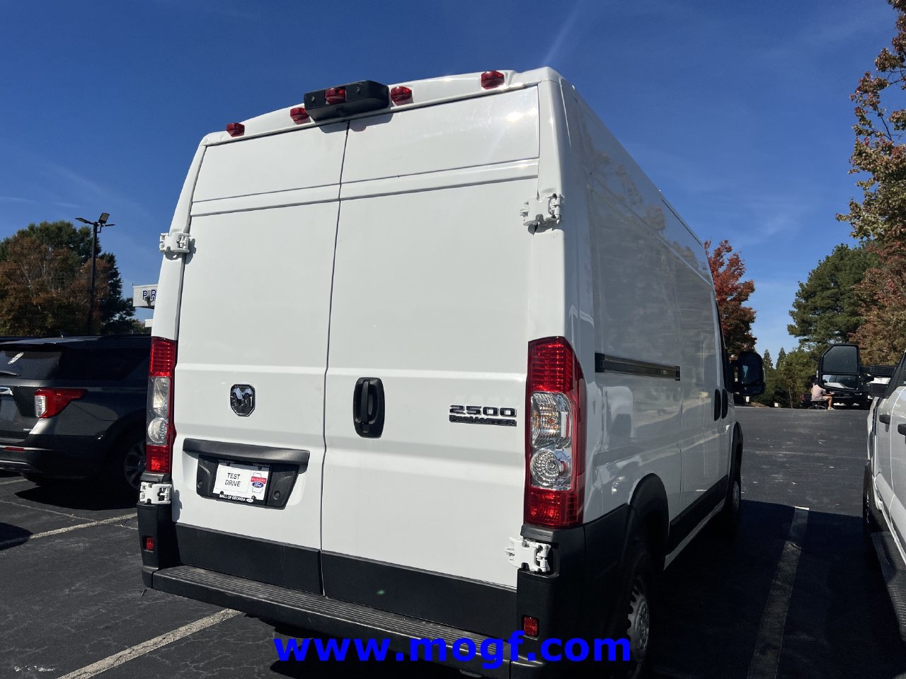 Used 2025 RAM ProMaster 2500 w/ Convenience Group FWD image 3