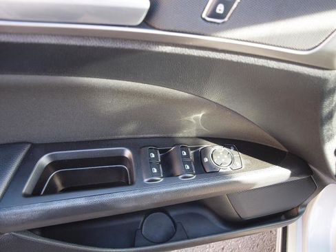 Used 2017 Ford Fusion SE w/ Fusion SE Technology Package FWD image 8