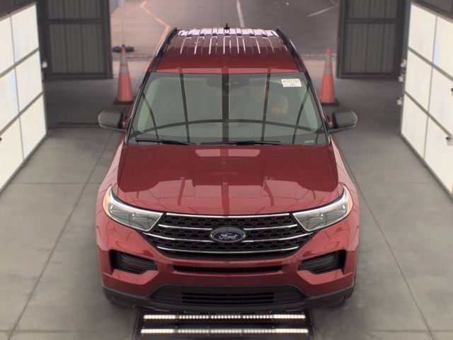 Used 2024 Ford Explorer XLT AWD/4WD image 2