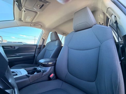 Used 2021 Toyota RAV4 LE AWD/4WD image 25