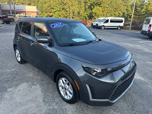 Used 2025 Kia Soul LX w/ LX Technology Package FWD image 3