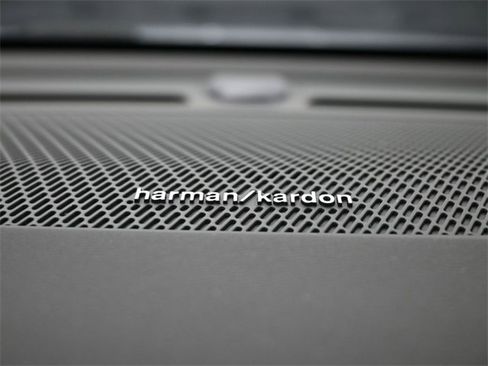 Used 2024 Volvo XC40 B5 Ultimate w/ Protection Package Premier image 30