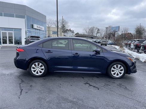Used 2021 Toyota Corolla LE image 4