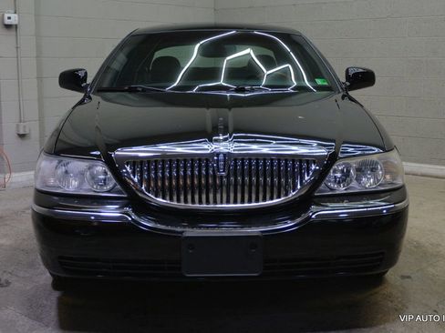 Used 2005 Lincoln Town Car Signature Limited image 5