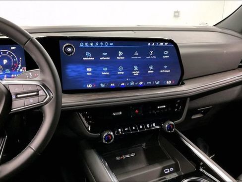 Used 2025 Chevrolet Suburban Z71 image 7