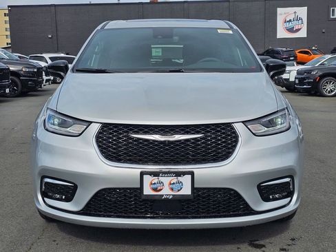 New 2026 Chrysler Pacifica Limited image 3