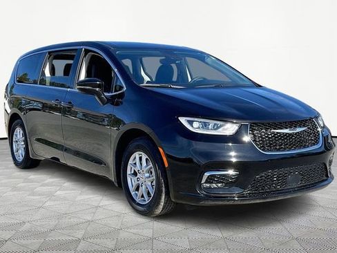 Used 2024 Chrysler Pacifica Touring-L image 1