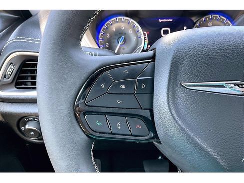 Certified 2025 Chrysler Pacifica Limited FWD image 11