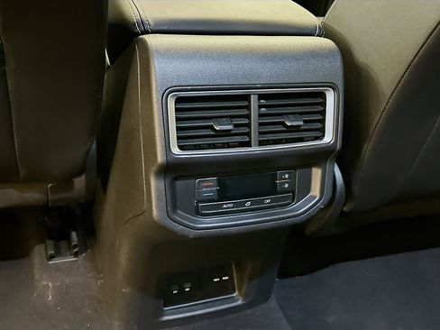 Used 2025 Volkswagen Atlas SE image 28