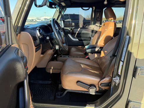 Used 2015 Jeep Wrangler Unlimited Rubicon w/ Connectivity Group image 14