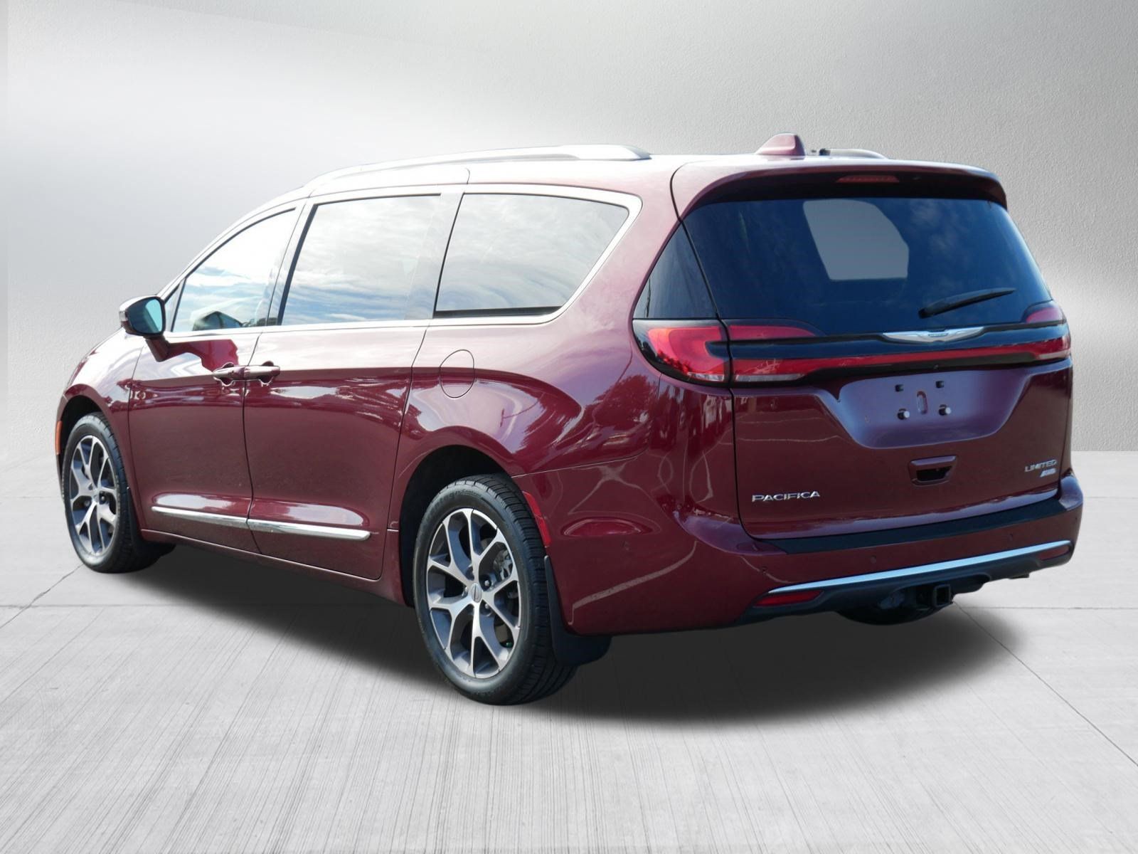Used 2021 Chrysler Pacifica Limited w/ Uconnect Theater Family Group AWD/4WD image 5
