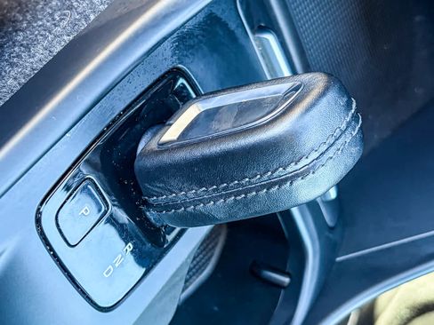 Used 2021 Volvo XC40 T5 Momentum image 18