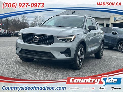 Used 2024 Volvo XC40 B5 Core image 1