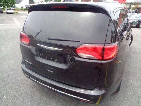 Used 2020 Chrysler Pacifica Touring-L FWD image 19