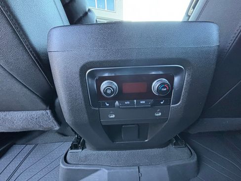Used 2022 Chevrolet Suburban LT w/ Luxury Package image 25