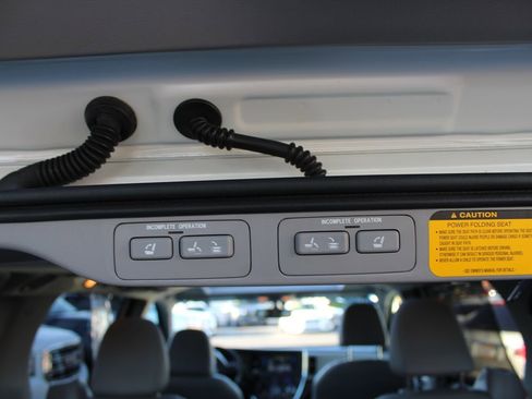 Used 2015 Toyota Sienna Limited Premium FWD image 40