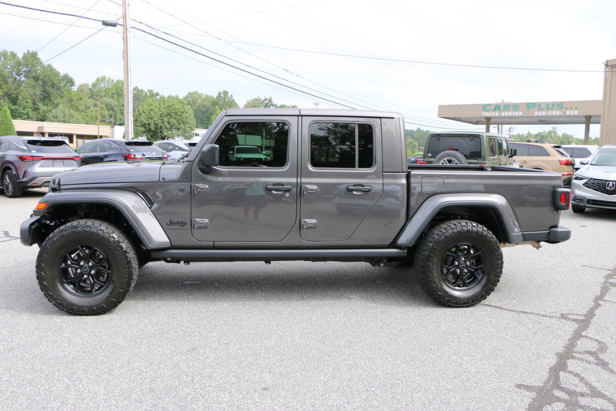 Used 2025 Jeep Gladiator Sport AWD/4WD image 2