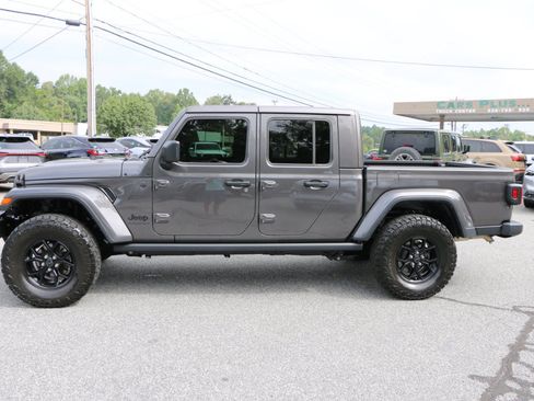 Used 2025 Jeep Gladiator Sport AWD/4WD image 2