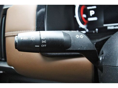 Used 2025 Nissan Pathfinder Platinum FWD image 17