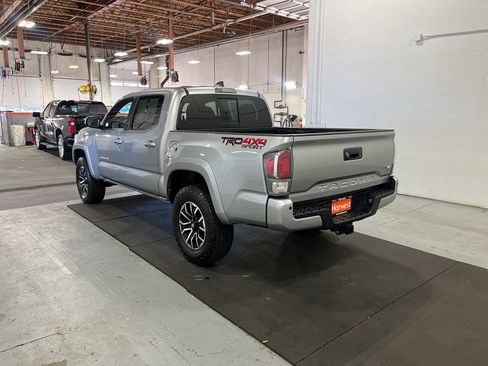 Used 2022 Toyota Tacoma TRD Sport w/ TRD Premium Sport Package AWD/4WD image 8