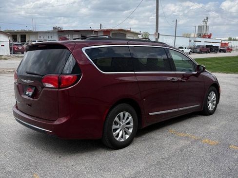 Used 2017 Chrysler Pacifica Touring-L FWD image 5