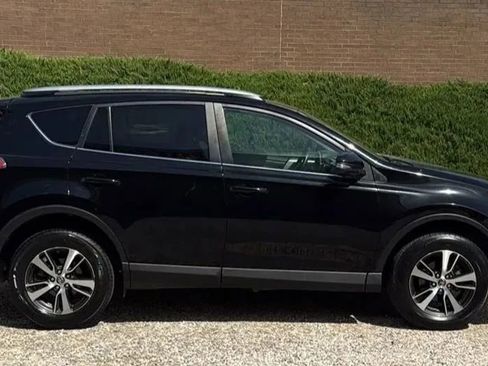 Used 2017 Toyota RAV4 XLE image 5