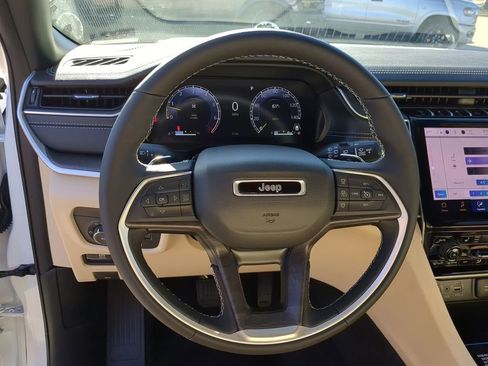 Used 2025 Jeep Grand Cherokee Limited w/ Black Appearance Package image 17