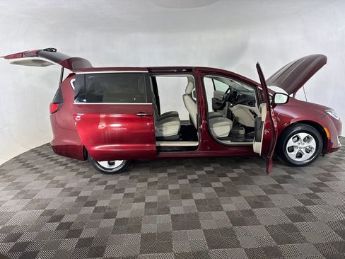 Used 2018 Chrysler Pacifica Touring Plus FWD image 11