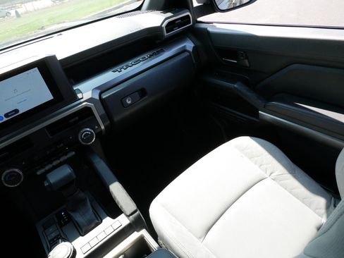 Certified 2024 Toyota Tacoma SR5 AWD/4WD image 23