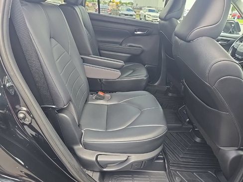 Used 2021 Toyota Highlander XLE AWD/4WD image 30